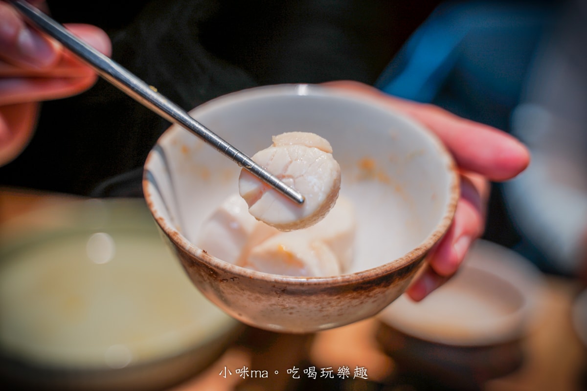 【板橋美食】深紅汕頭鍋物-板橋店｜屠龍四人套餐給你活跳跳2隻龍蝦+整船海鮮，管他的膽固醇爆表，想吃活體海鮮火鍋就選這間，板橋火鍋推薦