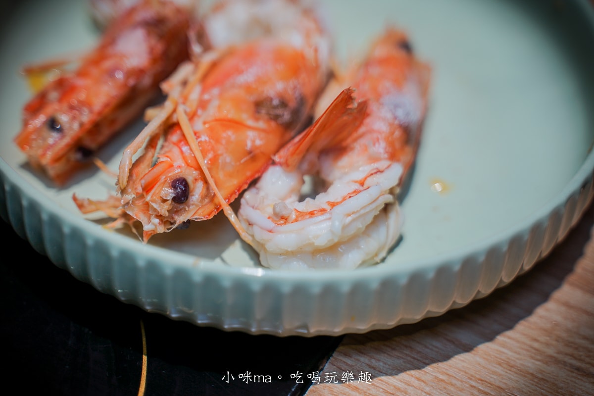 【板橋美食】深紅汕頭鍋物-板橋店｜屠龍四人套餐給你活跳跳2隻龍蝦+整船海鮮，管他的膽固醇爆表，想吃活體海鮮火鍋就選這間，板橋火鍋推薦