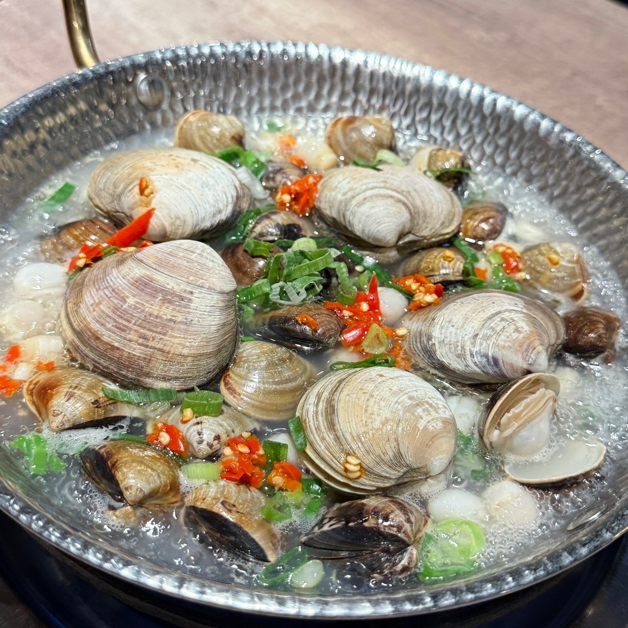 【板橋美食】深紅汕頭鍋物-板橋店｜屠龍四人套餐給你活跳跳2隻龍蝦+整船海鮮，管他的膽固醇爆表，想吃活體海鮮火鍋就選這間，板橋火鍋推薦