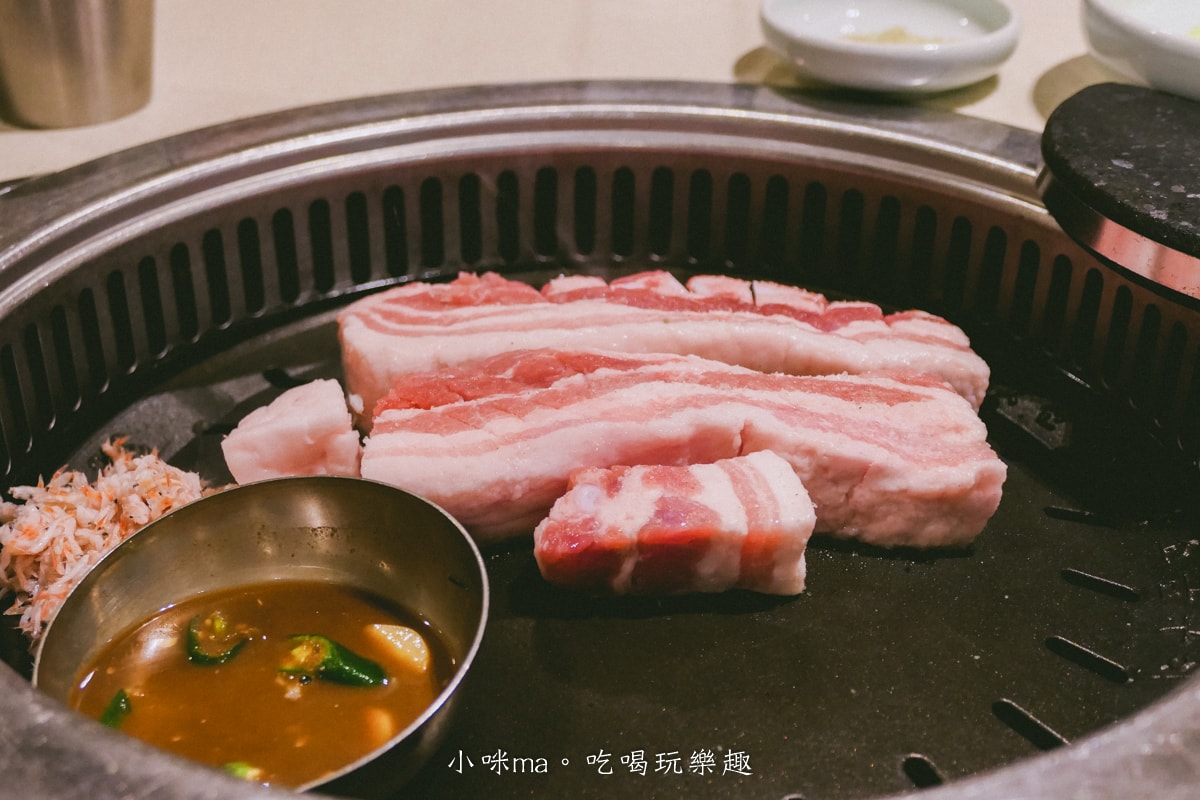 【釜山美食】味贊王鹽烤肉 富平店｜3.5公分厚豬五花全程代烤，價格實惠 CP值爆表，釜山烤肉