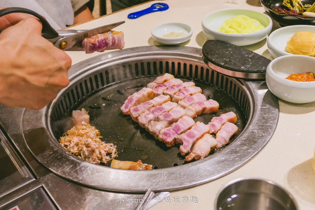 【釜山美食】味贊王鹽烤肉 富平店｜3.5公分厚豬五花全程代烤，價格實惠 CP值爆表，釜山烤肉