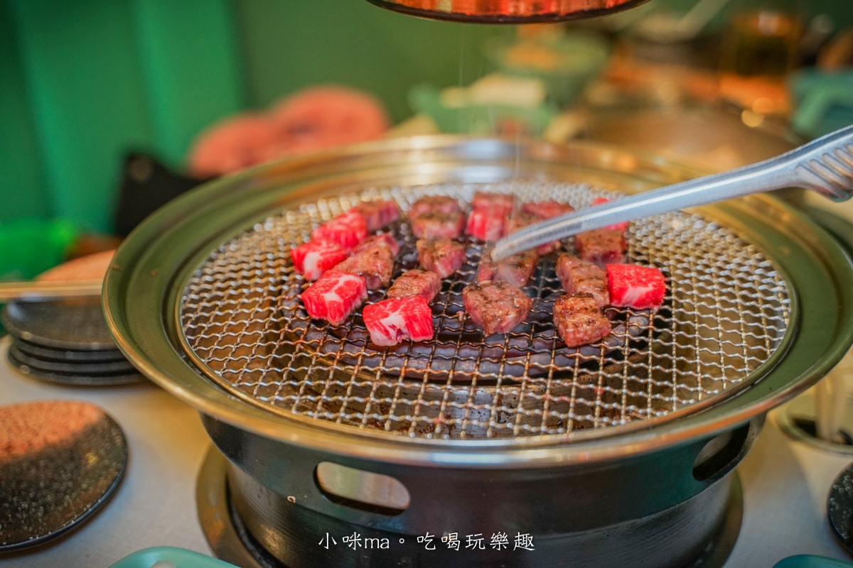 【新莊燒肉吃到飽推薦】饞饞燒肉 PLUS+|輔大最夯的火烤兩吃,日本生食級生蠔、大干貝、和牛吃到飽任你選!最低598起,新莊輔大美食推薦(附菜單) - 第33張圖 【新莊燒肉吃到飽推薦】饞饞燒肉 PLUS+|輔大最夯的火烤兩吃,日本生食級生蠔、大干貝、和牛吃到飽任你選!最低598起,新莊輔大美食推薦(附菜單)