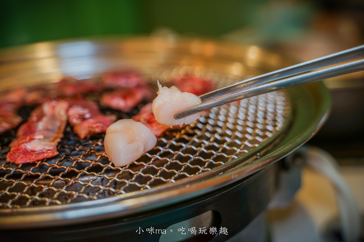 【新莊燒肉吃到飽推薦】饞饞燒肉 PLUS+|輔大最夯的火烤兩吃,日本生食級生蠔、大干貝、和牛吃到飽任你選!最低598起,新莊輔大美食推薦(附菜單) - 第39張圖 【新莊燒肉吃到飽推薦】饞饞燒肉 PLUS+|輔大最夯的火烤兩吃,日本生食級生蠔、大干貝、和牛吃到飽任你選!最低598起,新莊輔大美食推薦(附菜單)