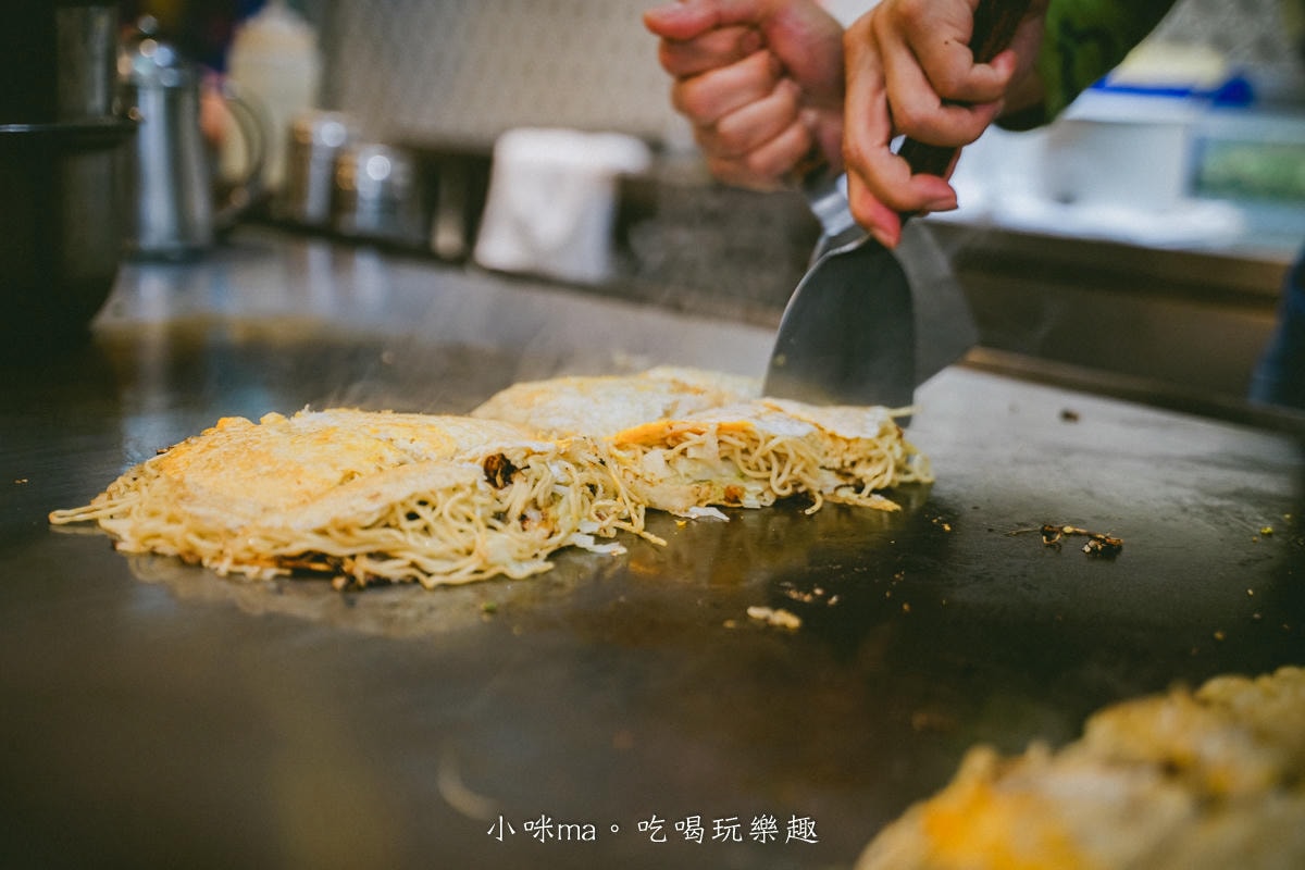 【台北美食】赤鐵廣島燒專賣店-民權店｜台北也吃得到正宗日本廣島燒，日本人開的，餡料堆疊11層有夠浮誇！捷運民權西路站