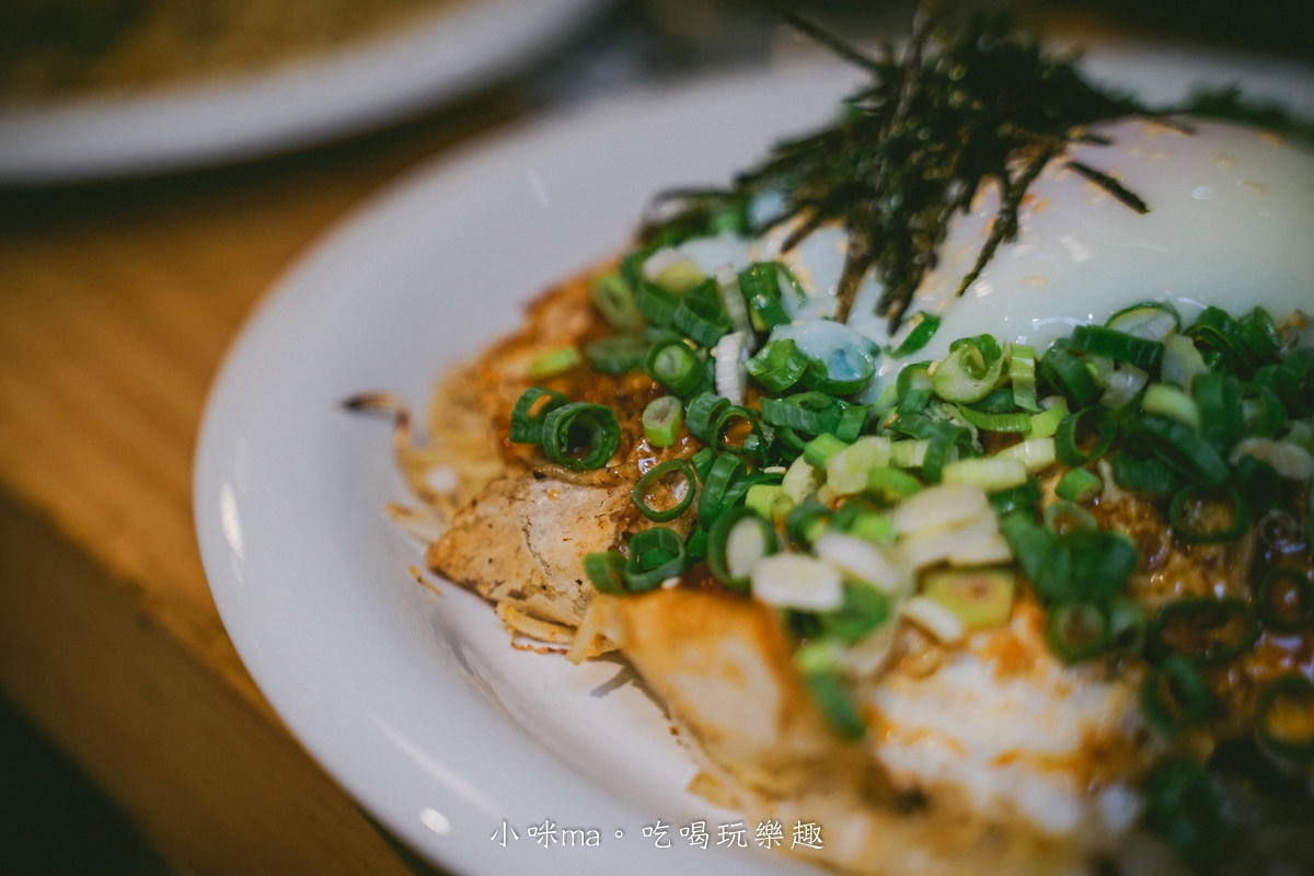 【台北美食】赤鐵廣島燒專賣店-民權店｜台北也吃得到正宗日本廣島燒，日本人開的，餡料堆疊11層有夠浮誇！捷運民權西路站