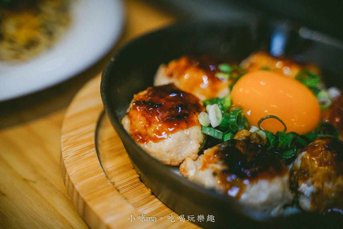 【台北美食】赤鐵廣島燒專賣店-民權店｜台北也吃得到正宗日本廣島燒，日本人開的，餡料堆疊11層有夠浮誇！捷運民權西路站