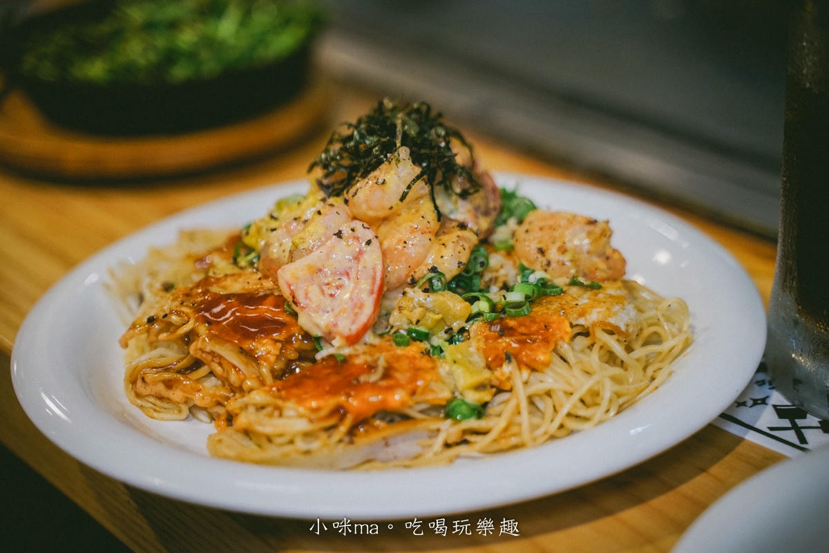 【台北美食】赤鐵廣島燒專賣店-民權店｜台北也吃得到正宗日本廣島燒，日本人開的，餡料堆疊11層有夠浮誇！捷運民權西路站