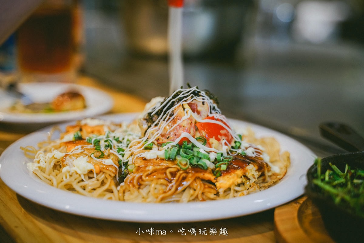 【台北美食】赤鐵廣島燒專賣店-民權店｜台北也吃得到正宗日本廣島燒，日本人開的，餡料堆疊11層有夠浮誇！捷運民權西路站