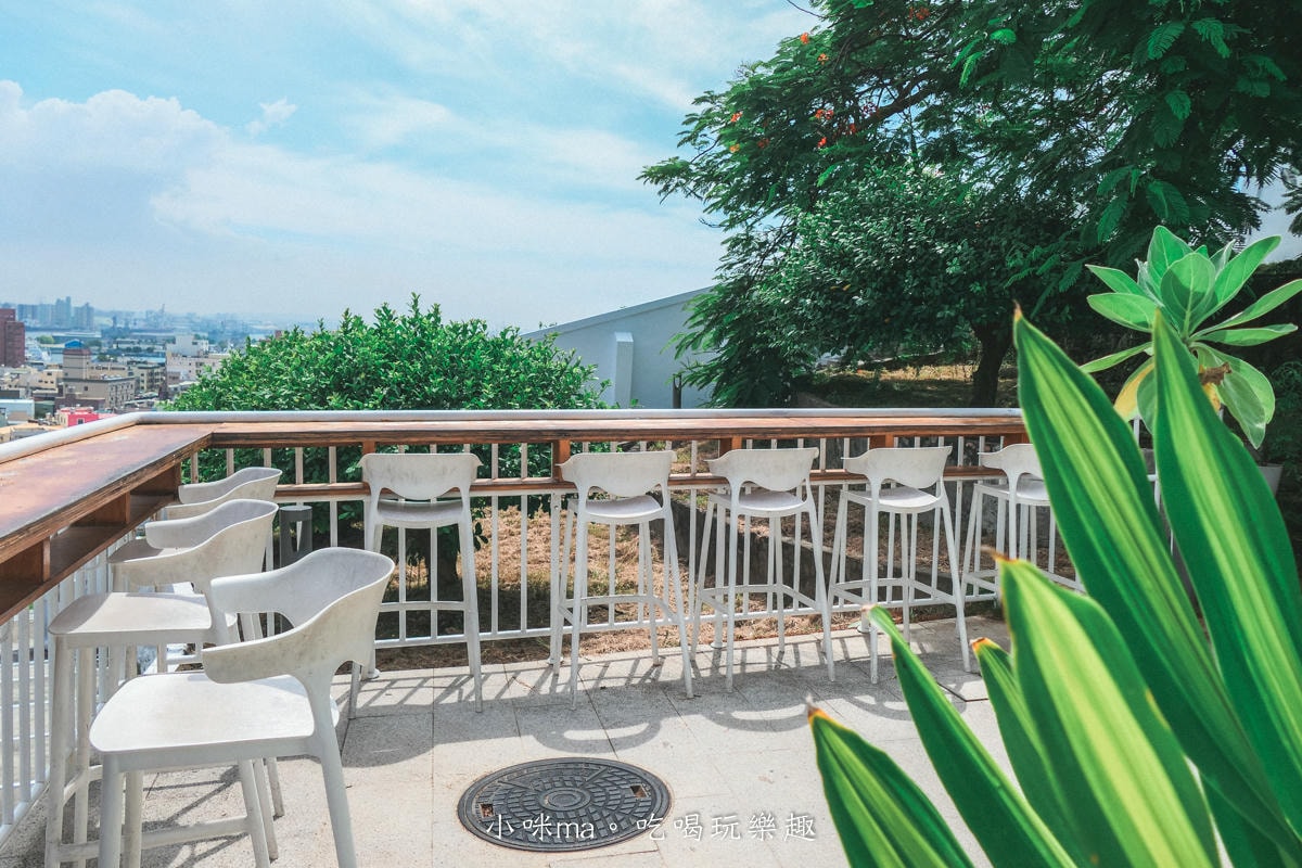【旗津美食】Shoreline Coffee & Roaster 海岸線咖啡燈塔店|旗津最美的咖啡廳,制高點俯瞰整個港灣,配上白色燈塔,國外氛圍滿點 - 第7張圖 【旗津美食】Shoreline Coffee & Roaster 海岸線咖啡燈塔店|旗津最美的咖啡廳,制高點俯瞰整個港灣,配上白色燈塔,國外氛圍滿點
