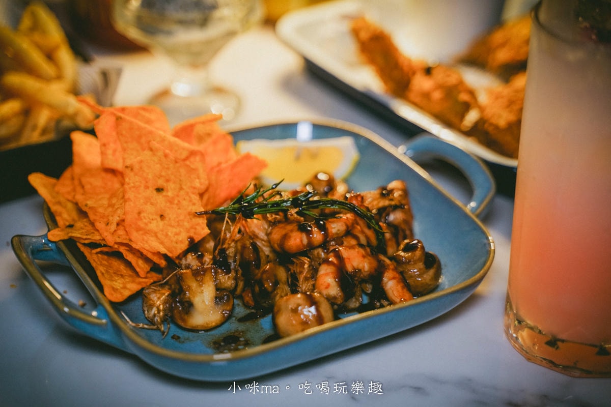 【板橋美食】The Wild Boar 野豬精釀啤酒餐酒館｜結合早午餐、義式料理、串燒的餐酒館，上百種精釀啤酒任你挑，google評論4.8顆星，捷運板橋站