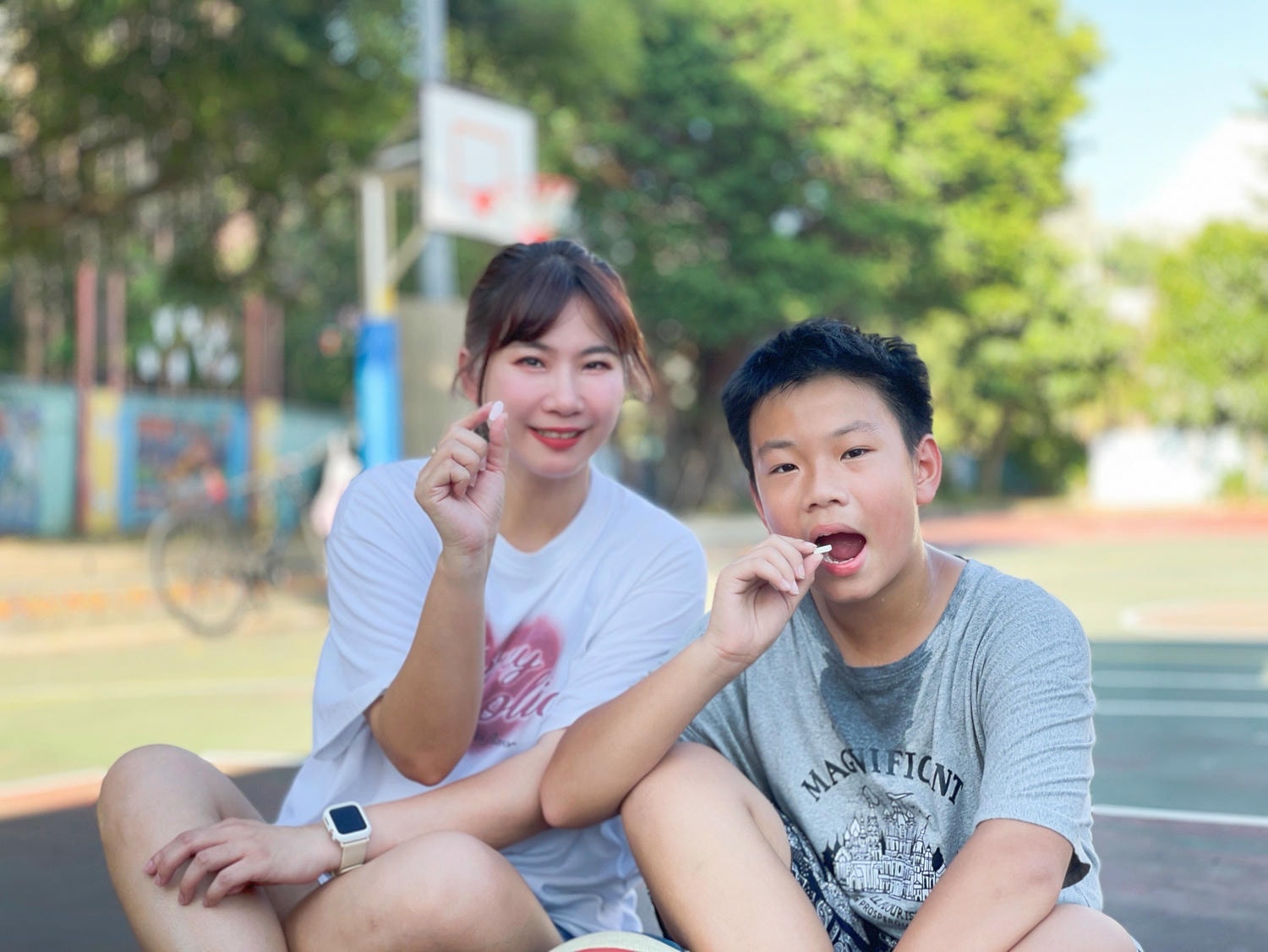 親子補鈣小日常｜百傲固力兒童＆成人咀嚼錠(水蜜桃×草莓口味)，全家都愛