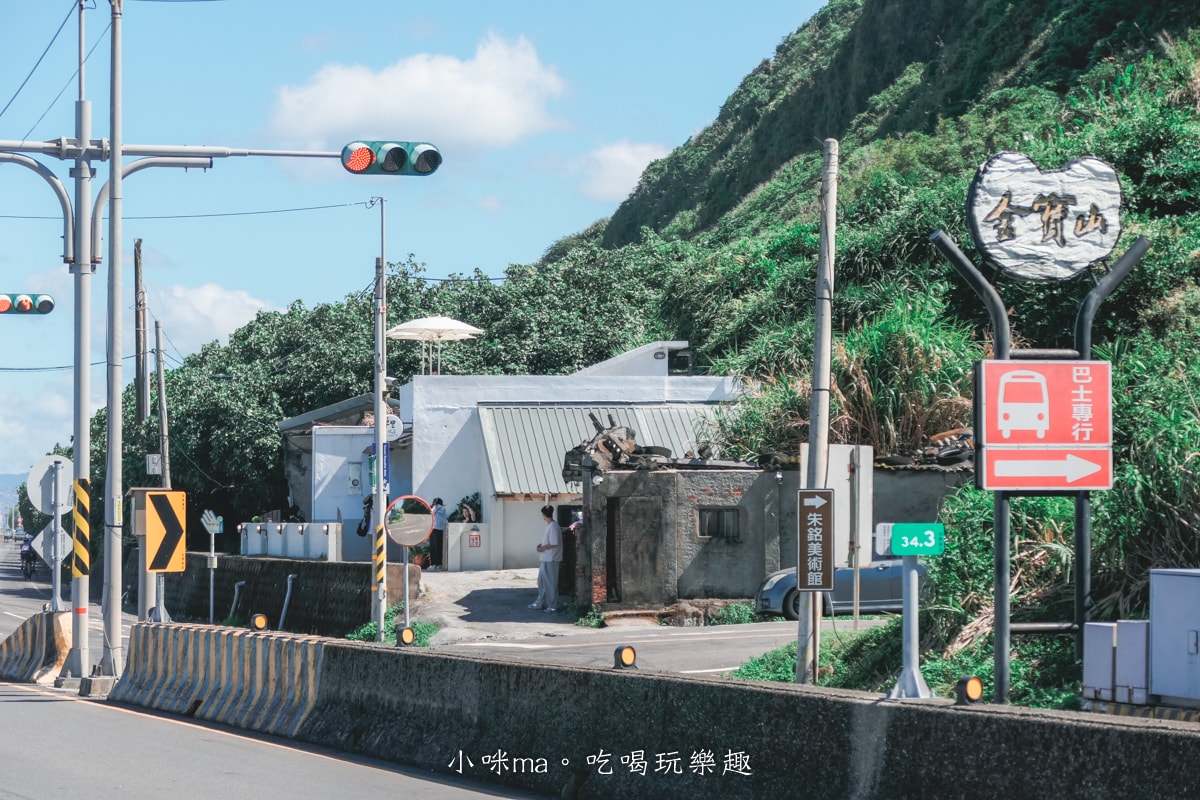 【北海岸咖啡廳】草里一號店 Cafe CaoLi｜純白老宅、海景第一排、必吃甜點攻略！石門咖啡廳推薦！