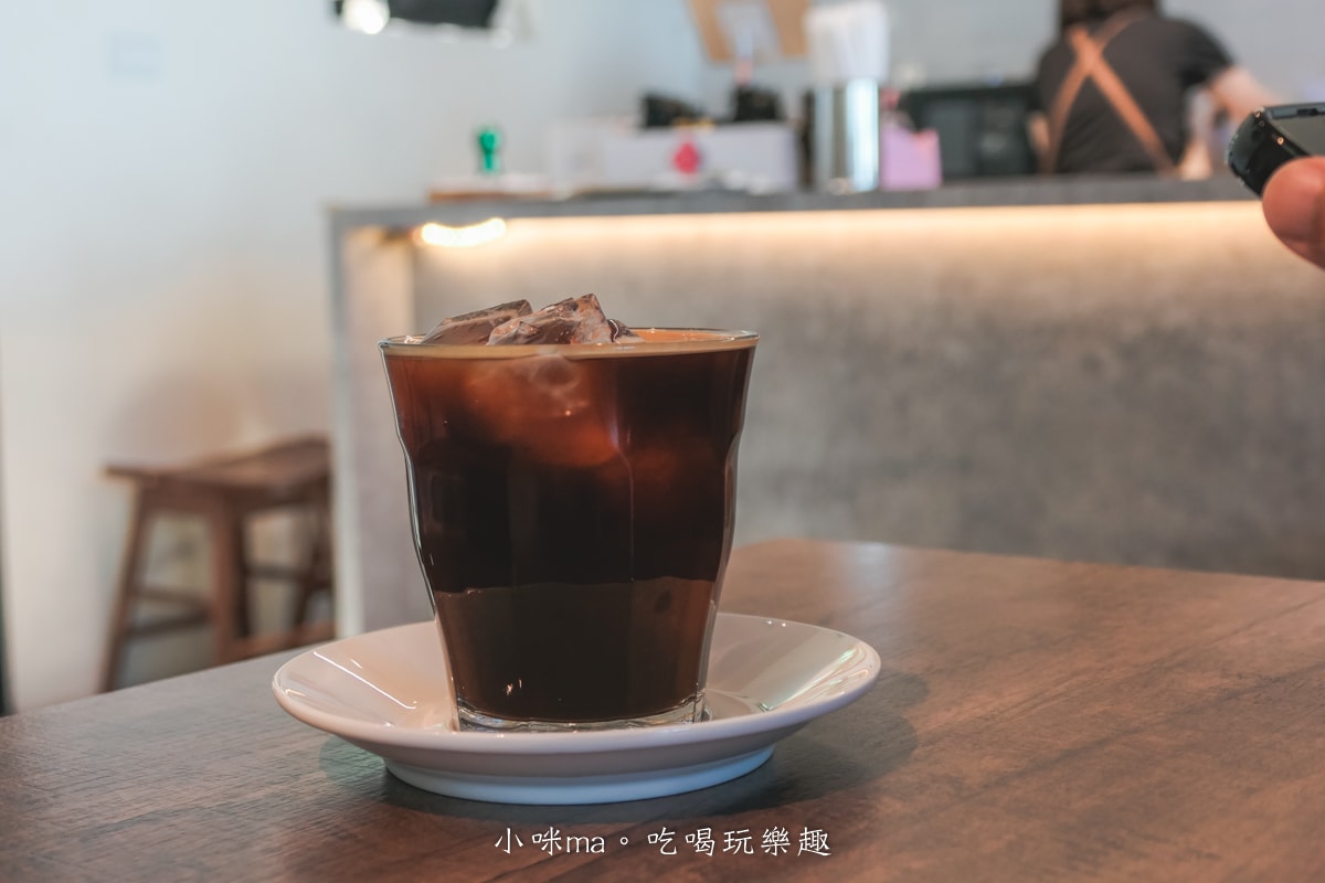 【北海岸咖啡廳】草里一號店 Cafe CaoLi｜純白老宅、海景第一排、必吃甜點攻略！石門咖啡廳推薦！