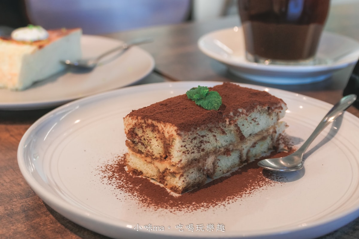 【北海岸咖啡廳】草里一號店 Cafe CaoLi｜純白老宅、海景第一排、必吃甜點攻略！石門咖啡廳推薦！
