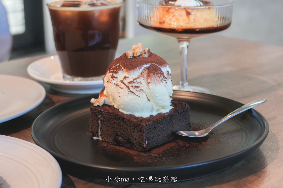 【北海岸咖啡廳】草里一號店 Cafe CaoLi｜純白老宅、海景第一排、必吃甜點攻略！石門咖啡廳推薦！