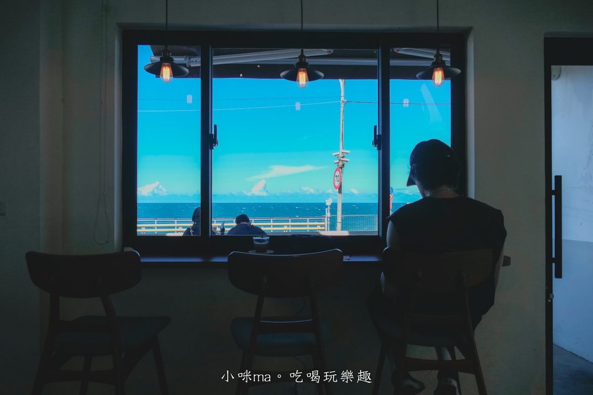 【北海岸咖啡廳】草里一號店 Cafe CaoLi｜純白老宅、海景第一排、必吃甜點攻略！石門咖啡廳推薦！