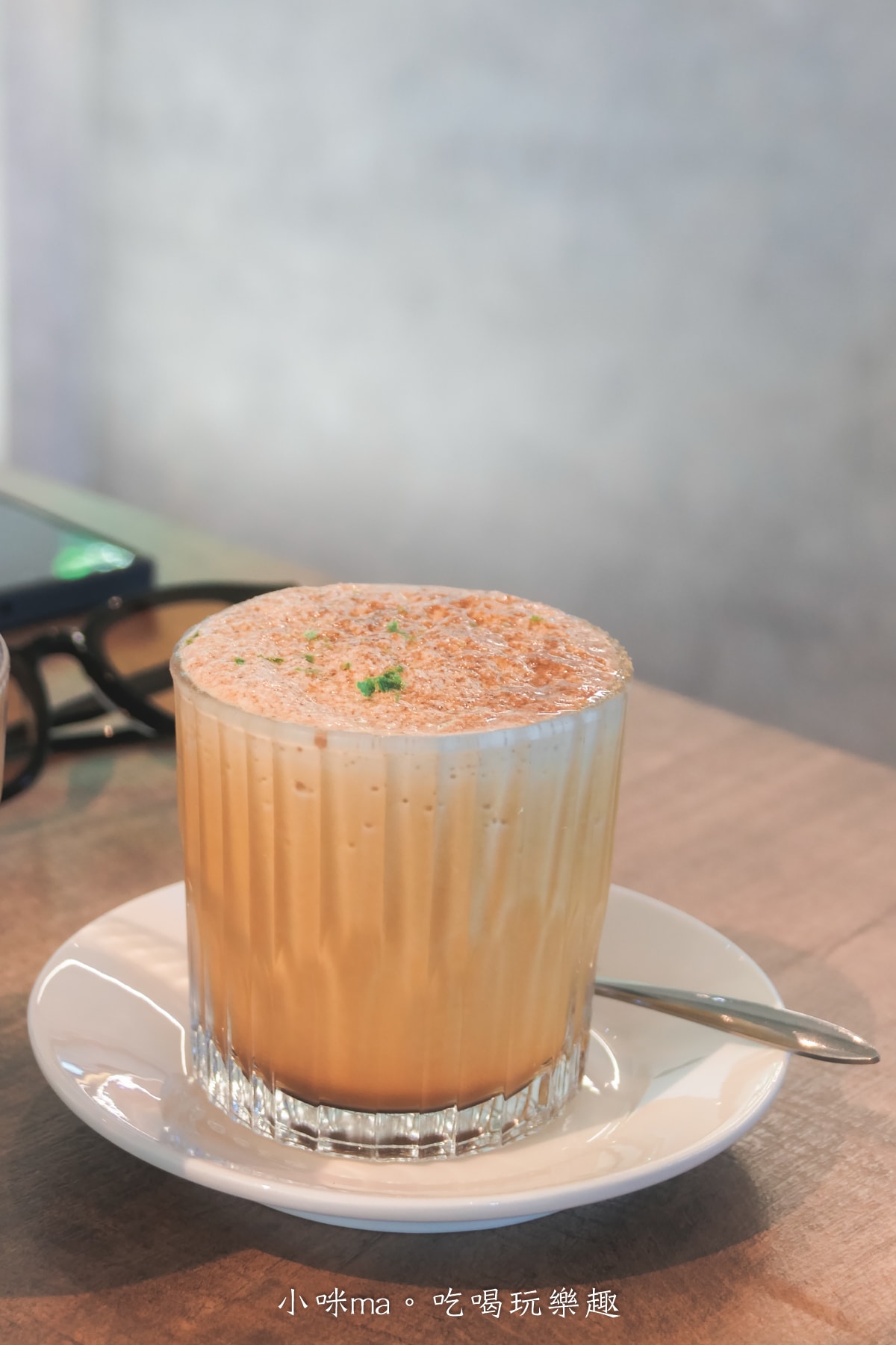 【北海岸咖啡廳】草里一號店 Cafe CaoLi｜純白老宅、海景第一排、必吃甜點攻略！石門咖啡廳推薦！