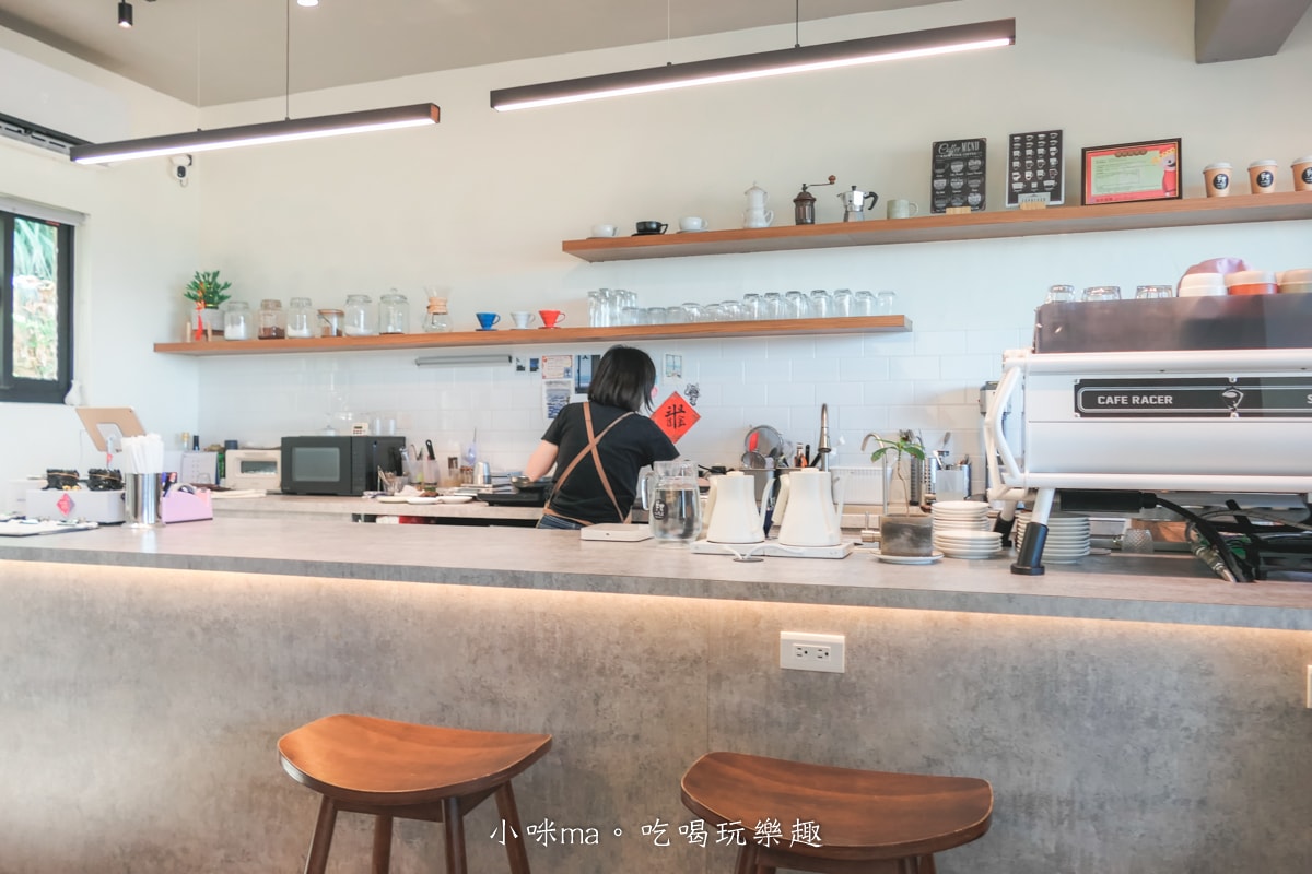 【北海岸咖啡廳】草里一號店 Cafe CaoLi｜純白老宅、海景第一排、必吃甜點攻略！石門咖啡廳推薦！