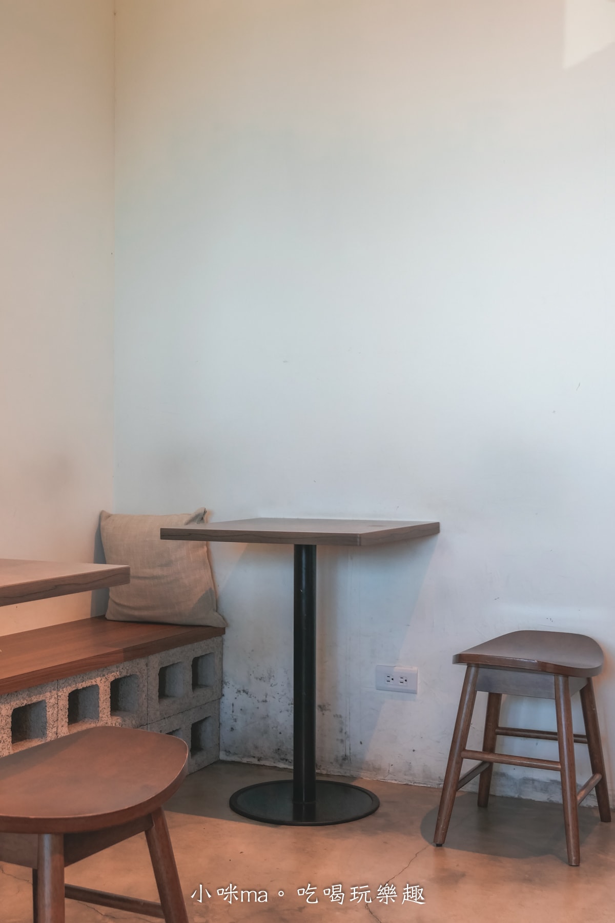 【北海岸咖啡廳】草里一號店 Cafe CaoLi｜純白老宅、海景第一排、必吃甜點攻略！石門咖啡廳推薦！