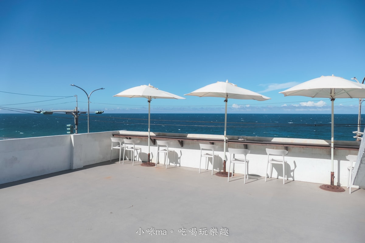 【北海岸咖啡廳】草里一號店 Cafe CaoLi｜純白老宅、海景第一排、必吃甜點攻略！石門咖啡廳推薦！