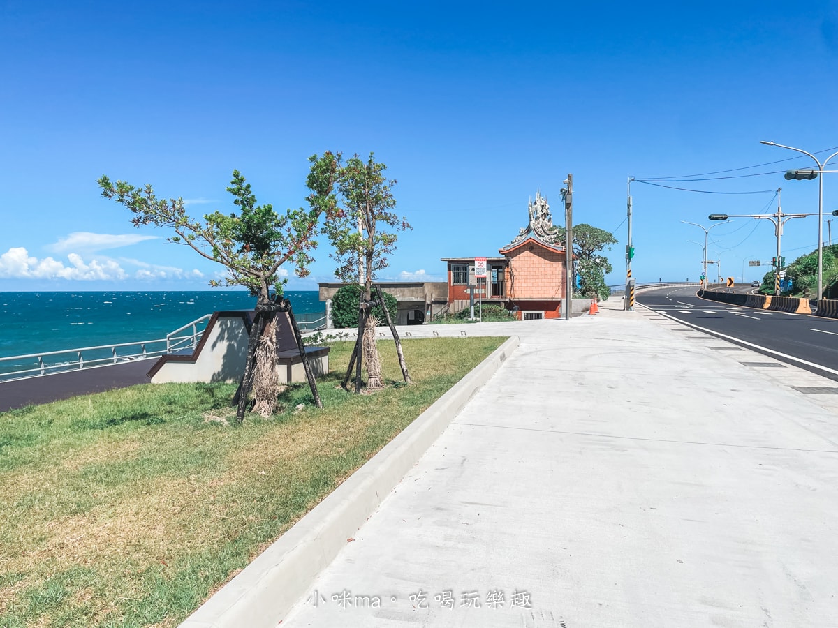 【北海岸咖啡廳】草里一號店 Cafe CaoLi｜純白老宅、海景第一排、必吃甜點攻略！石門咖啡廳推薦！
