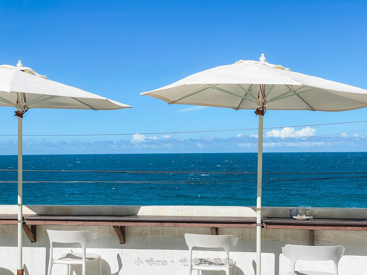 【北海岸咖啡廳】草里一號店 Cafe CaoLi｜純白老宅、海景第一排、必吃甜點攻略！石門咖啡廳推薦！
