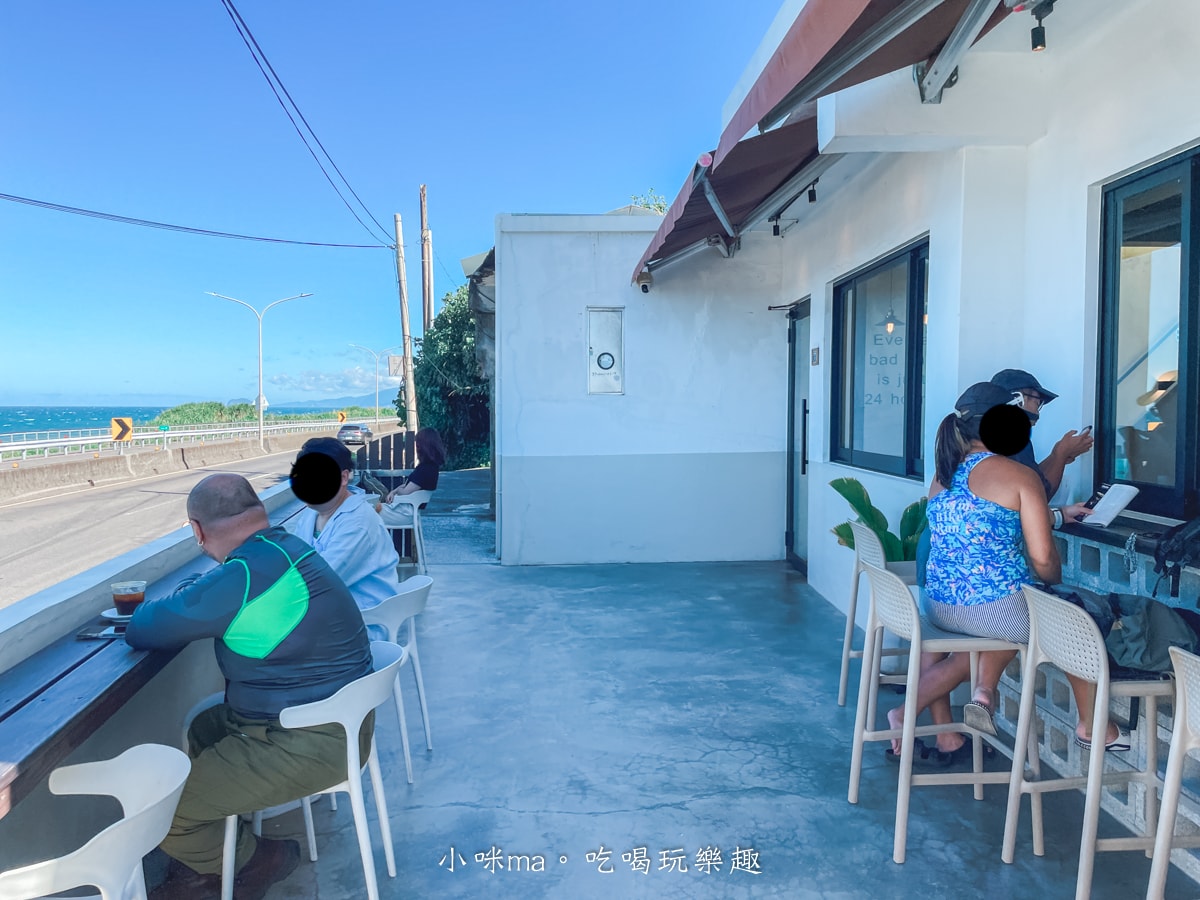 【北海岸咖啡廳】草里一號店 Cafe CaoLi｜純白老宅、海景第一排、必吃甜點攻略！石門咖啡廳推薦！