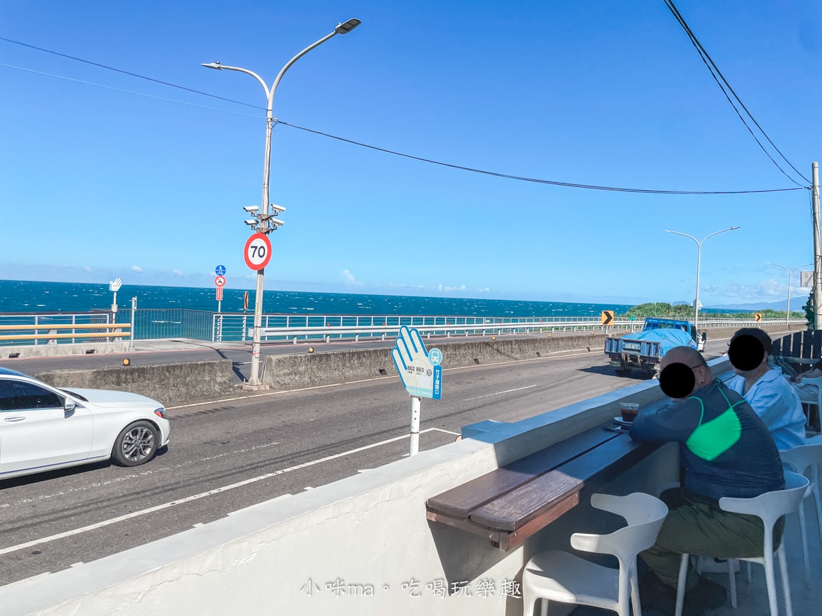 【北海岸咖啡廳】草里一號店 Cafe CaoLi｜純白老宅、海景第一排、必吃甜點攻略！石門咖啡廳推薦！