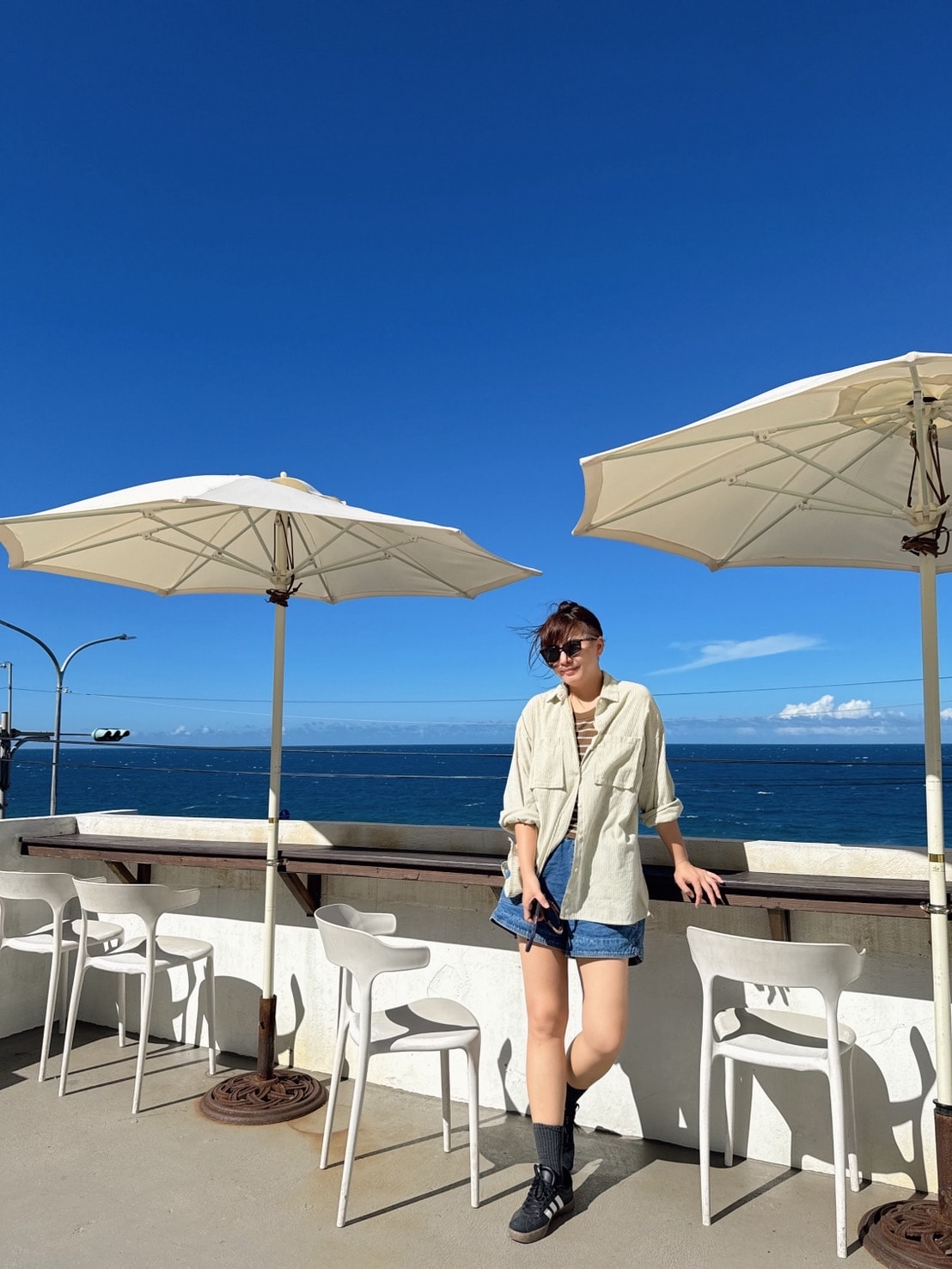 【北海岸咖啡廳】草里一號店 Cafe CaoLi｜純白老宅、海景第一排、必吃甜點攻略！石門咖啡廳推薦！