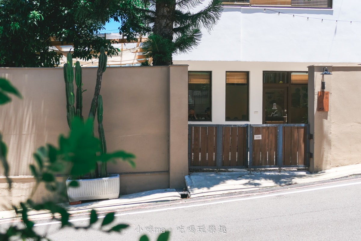 【桃園楊梅美食】野也 kissaten|藏在半山腰奶茶色系老宅咖啡廳、三隻巨型犬陪你喝咖啡,美到像在國外度假 - 第3張圖 【桃園楊梅美食】野也 kissaten|藏在半山腰奶茶色系老宅咖啡廳、三隻巨型犬陪你喝咖啡,美到像在國外度假