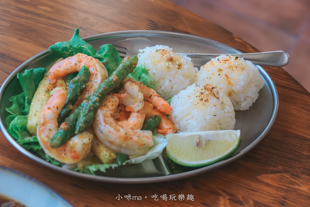 【桃園楊梅美食】野也 kissaten|藏在半山腰奶茶色系老宅咖啡廳、三隻巨型犬陪你喝咖啡,美到像在國外度假 - 第19張圖 【桃園楊梅美食】野也 kissaten|藏在半山腰奶茶色系老宅咖啡廳、三隻巨型犬陪你喝咖啡,美到像在國外度假