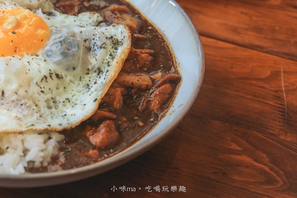 【桃園楊梅美食】野也 kissaten|藏在半山腰奶茶色系老宅咖啡廳、三隻巨型犬陪你喝咖啡,美到像在國外度假 - 第18張圖 【桃園楊梅美食】野也 kissaten|藏在半山腰奶茶色系老宅咖啡廳、三隻巨型犬陪你喝咖啡,美到像在國外度假