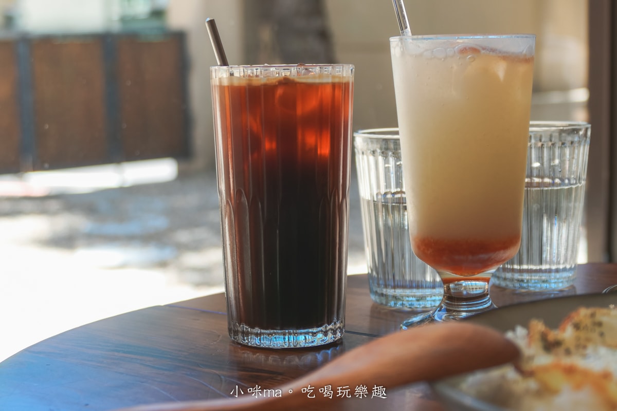 【桃園楊梅美食】野也 kissaten|藏在半山腰奶茶色系老宅咖啡廳、三隻巨型犬陪你喝咖啡,美到像在國外度假 - 第22張圖 【桃園楊梅美食】野也 kissaten|藏在半山腰奶茶色系老宅咖啡廳、三隻巨型犬陪你喝咖啡,美到像在國外度假