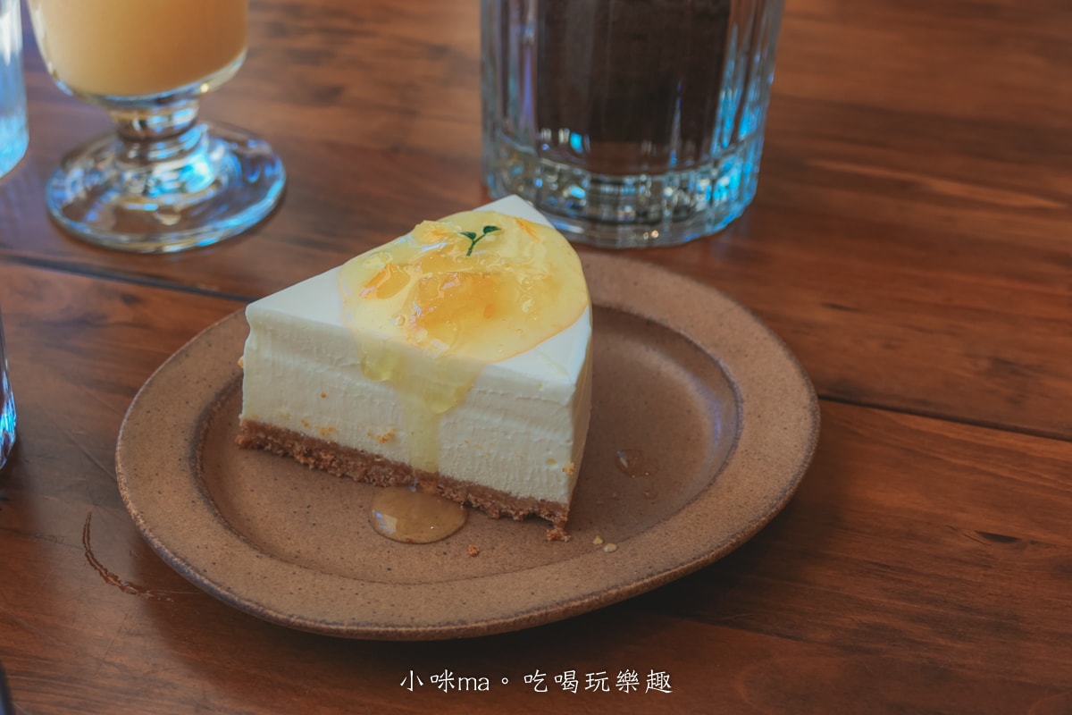 【桃園楊梅美食】野也 kissaten|藏在半山腰奶茶色系老宅咖啡廳、三隻巨型犬陪你喝咖啡,美到像在國外度假 - 第23張圖 【桃園楊梅美食】野也 kissaten|藏在半山腰奶茶色系老宅咖啡廳、三隻巨型犬陪你喝咖啡,美到像在國外度假