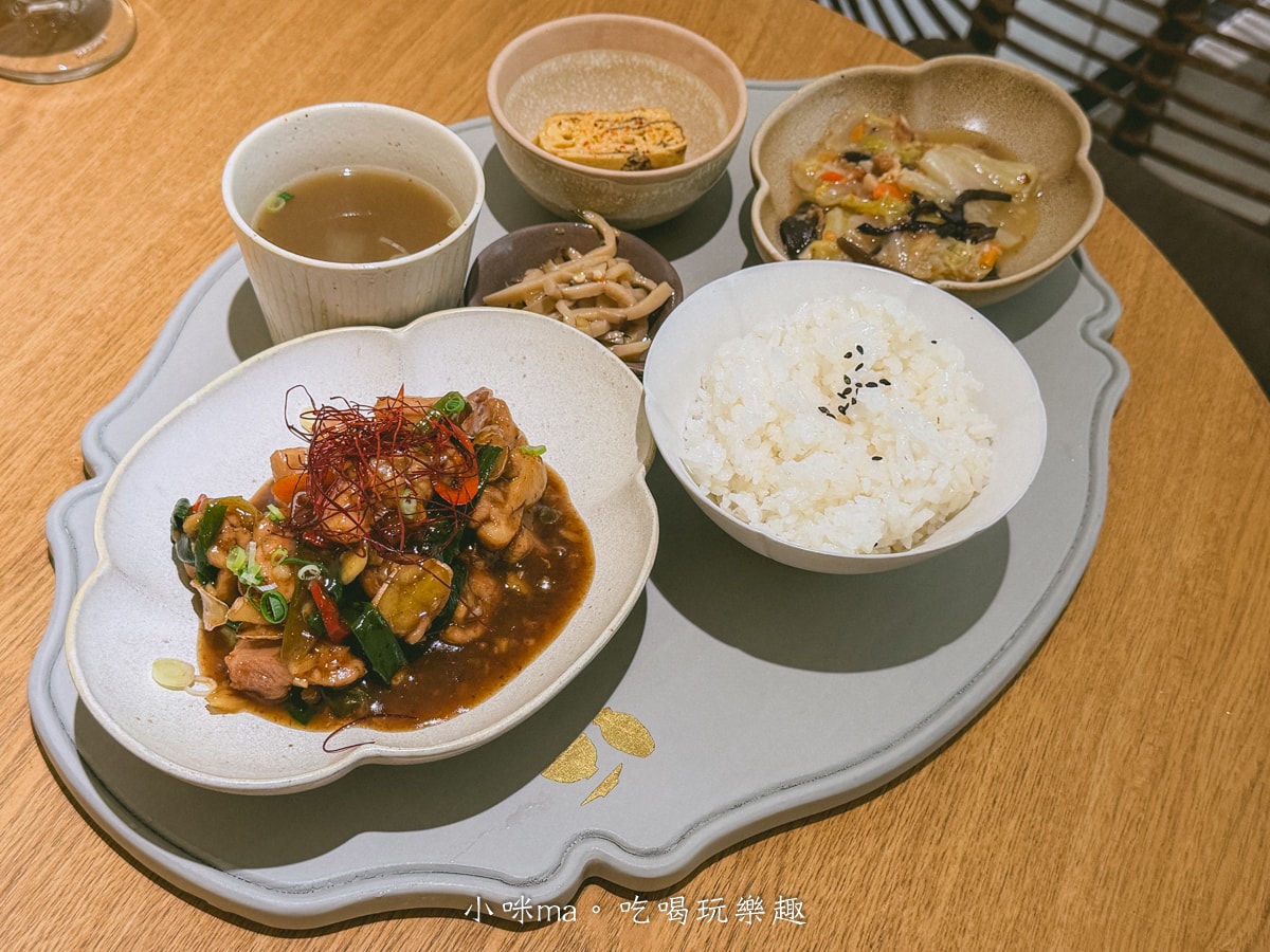 【桃園青埔美食推薦】皿皿 新中式定食料理|藏身橫山書法公園旁的極簡美學!必點金桂花梅子釀雞,享受最有儀式感的單人定食 - 第17張圖 皿皿推薦主餐金桂花梅子釀雞定食套餐與豐富配菜