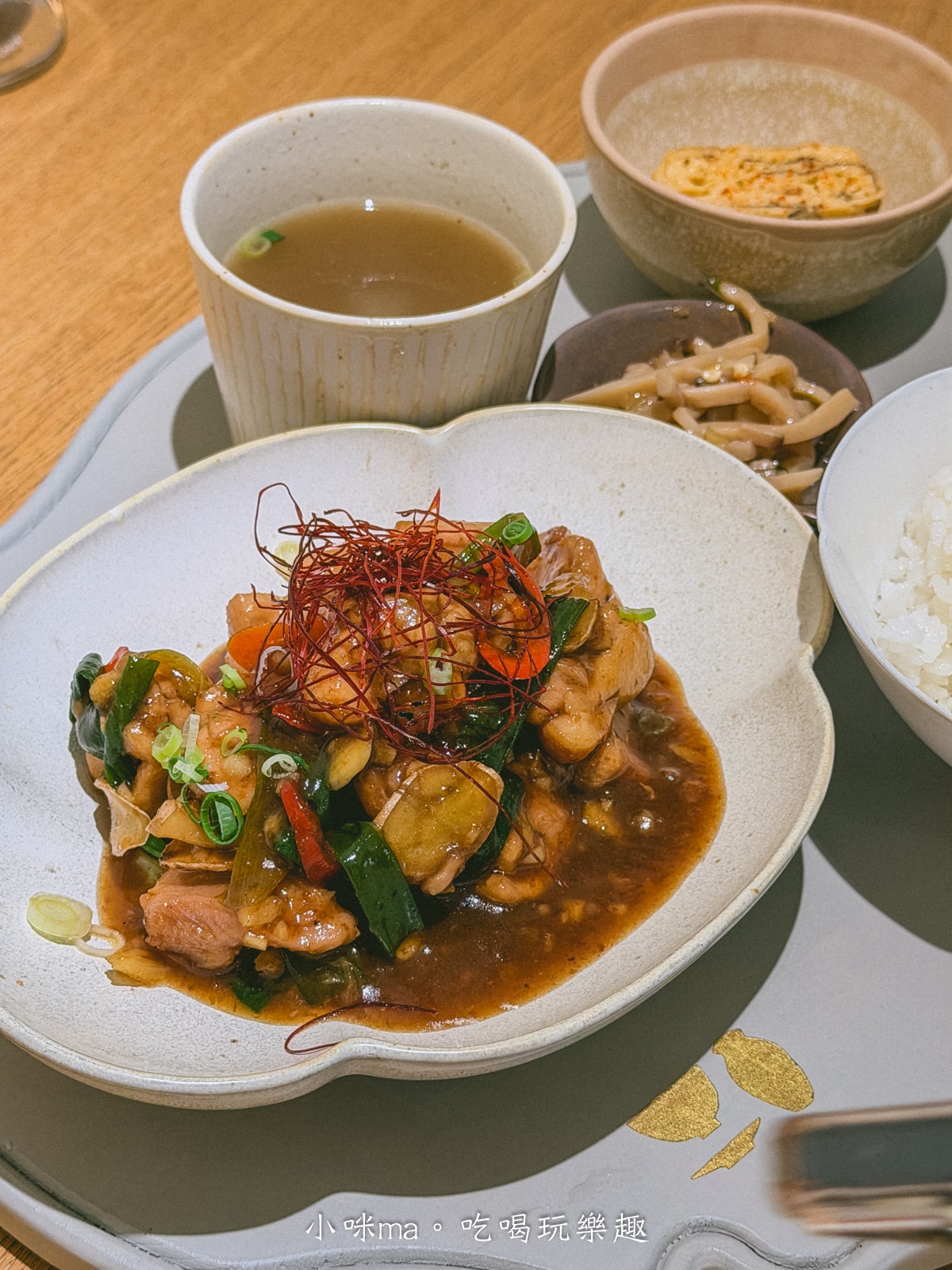 【桃園青埔美食推薦】皿皿 新中式定食料理|藏身橫山書法公園旁的極簡美學!必點金桂花梅子釀雞,享受最有儀式感的單人定食 - 第18張圖 皿皿推薦主餐金桂花梅子釀雞定食套餐與豐富配菜