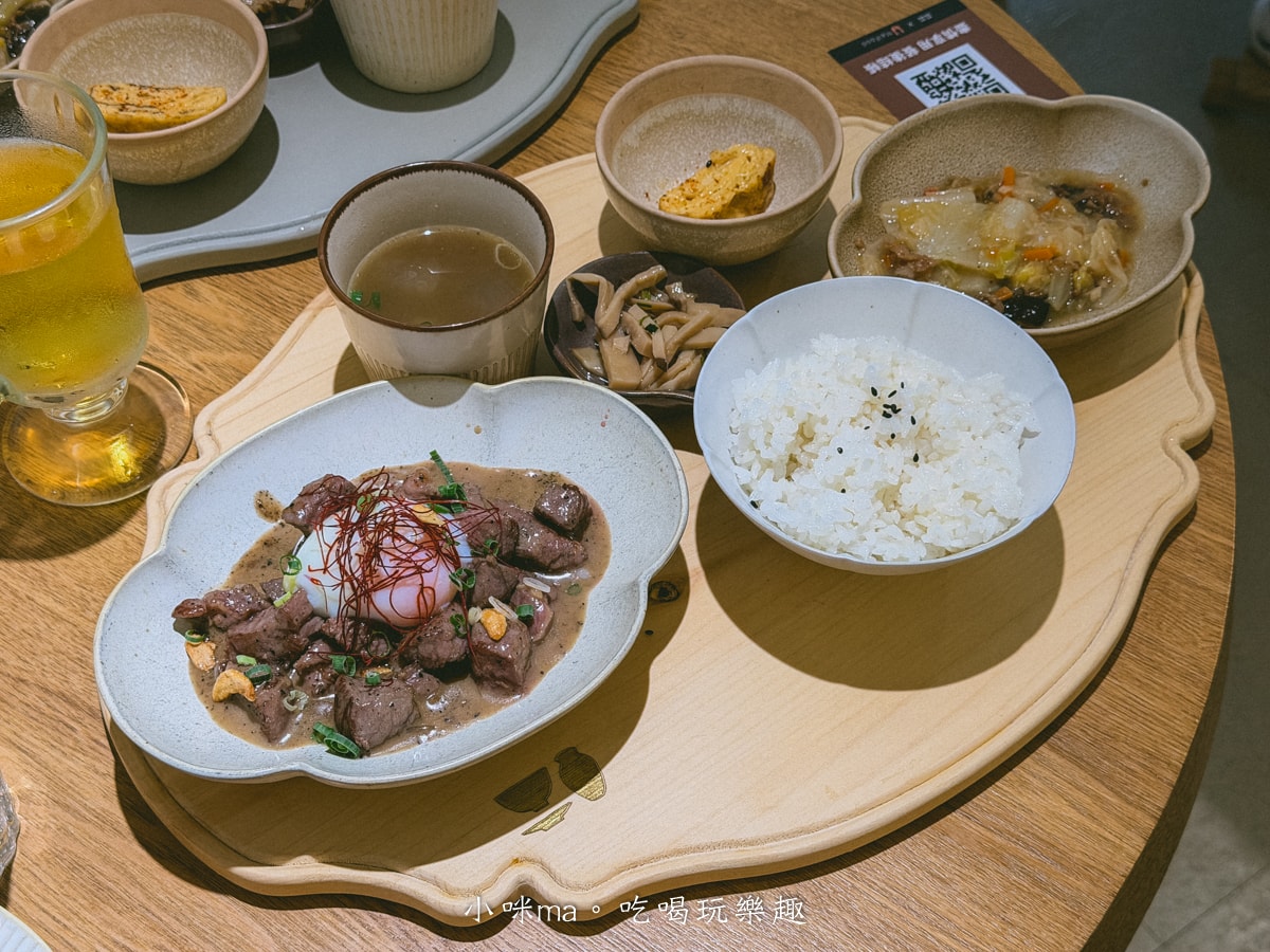 【桃園青埔美食推薦】皿皿 新中式定食料理|藏身橫山書法公園旁的極簡美學!必點金桂花梅子釀雞,享受最有儀式感的單人定食 - 第19張圖 月見胡椒奶油骰子牛拌入生蛋黃的高質感中式定食