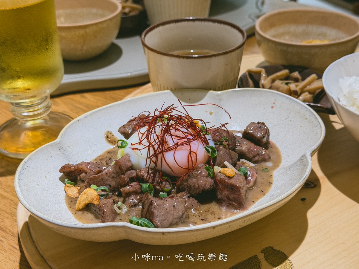 【桃園青埔美食推薦】皿皿 新中式定食料理|藏身橫山書法公園旁的極簡美學!必點金桂花梅子釀雞,享受最有儀式感的單人定食 - 第20張圖 月見胡椒奶油骰子牛拌入生蛋黃的高質感中式定食