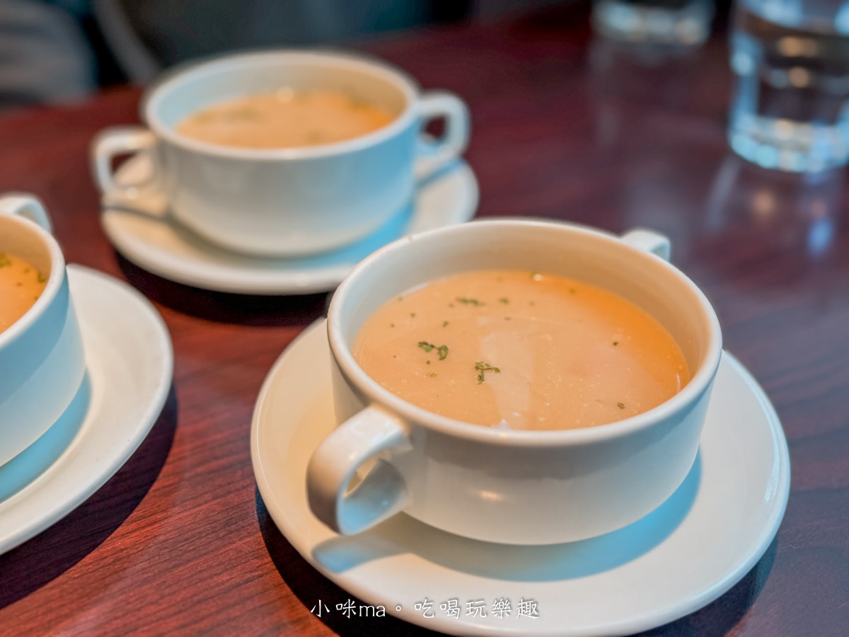 【士林站美食】日向洋食Hinata|隱身西服一條街的昭和復古喫茶店,濃郁咖哩與大人味布丁的優雅邂逅!(內含詳細菜單) 捷運士林站 - 第11張圖 【士林站美食】日向洋食Hinata|隱身西服一條街的昭和復古喫茶店,濃郁咖哩與大人味布丁的優雅邂逅!(內含詳細菜單) 捷運士林站