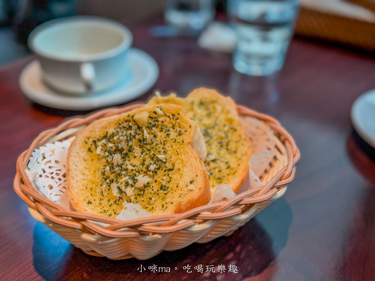 【士林站美食】日向洋食Hinata|隱身西服一條街的昭和復古喫茶店,濃郁咖哩與大人味布丁的優雅邂逅!(內含詳細菜單) 捷運士林站 - 第12張圖 【士林站美食】日向洋食Hinata|隱身西服一條街的昭和復古喫茶店,濃郁咖哩與大人味布丁的優雅邂逅!(內含詳細菜單) 捷運士林站
