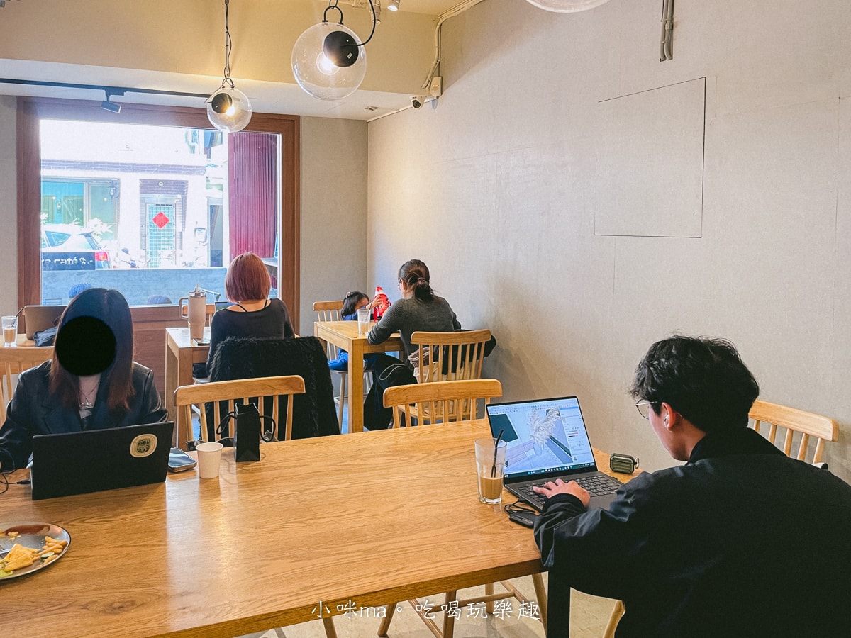 【市政府站咖啡廳】Arthere Café 上樓看看咖啡|信義區不限時咖啡廳推薦,早午餐+插座咖啡廳一坐一下午 - 第4張圖 【市政府站咖啡廳】Arthere Café 上樓看看咖啡|信義區不限時咖啡廳推薦,早午餐+插座咖啡廳一坐一下午