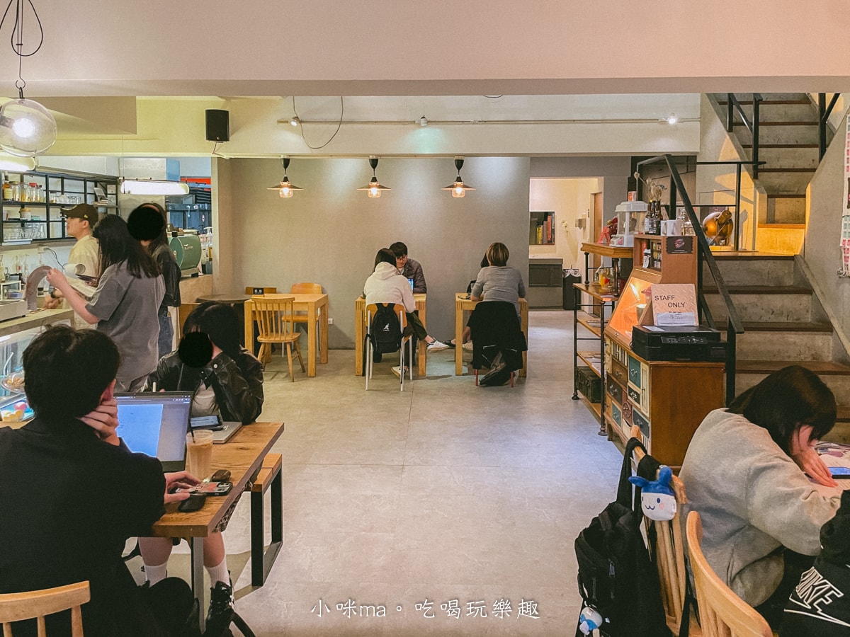 【市政府站咖啡廳】Arthere Café 上樓看看咖啡|信義區不限時咖啡廳推薦,早午餐+插座咖啡廳一坐一下午 - 第3張圖 【市政府站咖啡廳】Arthere Café 上樓看看咖啡|信義區不限時咖啡廳推薦,早午餐+插座咖啡廳一坐一下午
