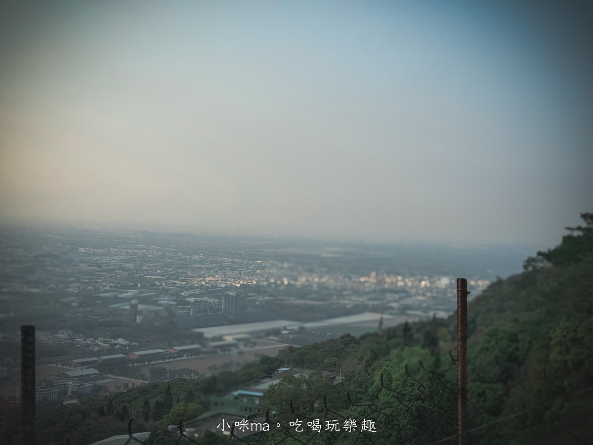 【高雄景觀餐廳】雷達土雞城｜過年回娘家必衝！認明「藍色招牌」，大崗山百萬夜景＋超澎湃土雞料理！
