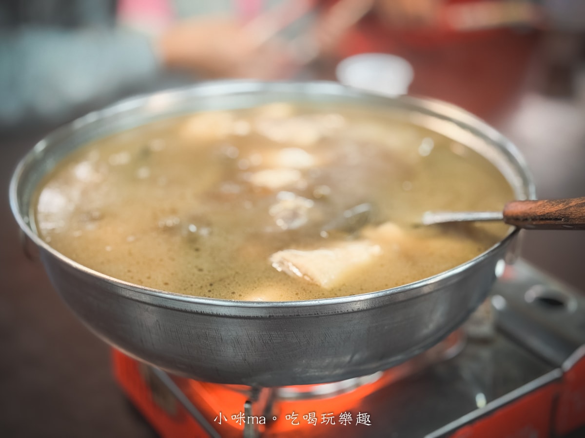 【高雄景觀餐廳】雷達土雞城｜過年回娘家必衝！認明「藍色招牌」，大崗山百萬夜景＋超澎湃土雞料理！