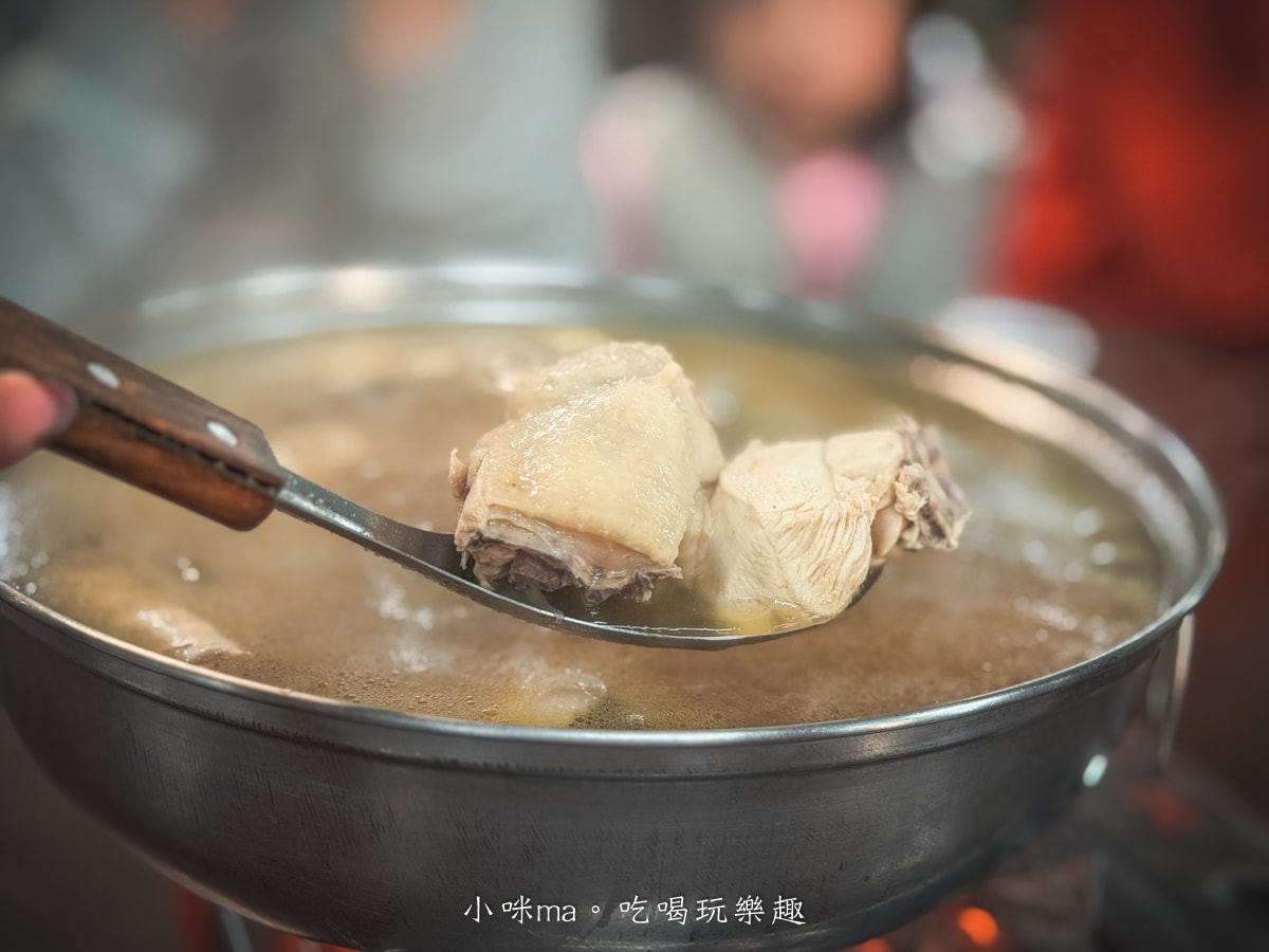 【高雄景觀餐廳】雷達土雞城｜過年回娘家必衝！認明「藍色招牌」，大崗山百萬夜景＋超澎湃土雞料理！