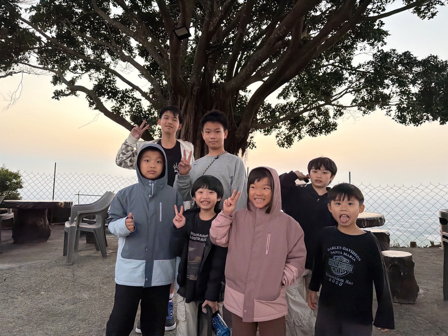 【高雄景觀餐廳】雷達土雞城｜過年回娘家必衝！認明「藍色招牌」，大崗山百萬夜景＋超澎湃土雞料理！