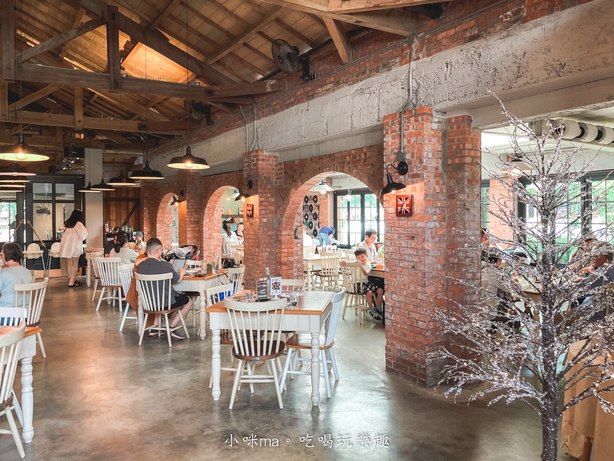 【陽明山親子餐廳】BRICK YARD 33 1/3美軍俱樂部|可玩水+好停車!景觀美食一次滿足,台北景觀餐廳推薦 - 第7張圖 陽明山親子餐廳推薦-BRICK YARD 33 1/3美軍俱樂部-復古美式老屋裝潢