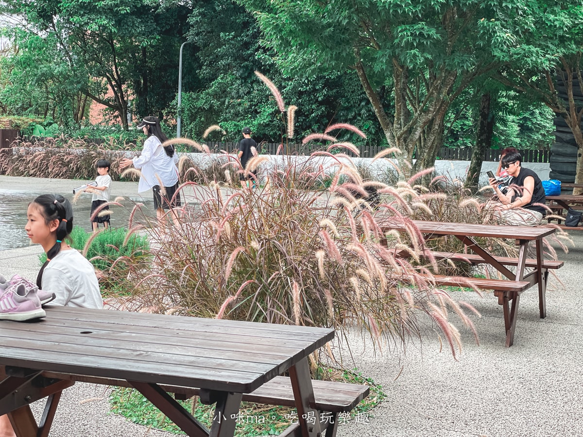 【陽明山親子餐廳】BRICK YARD 33 1/3美軍俱樂部|可玩水+好停車!景觀美食一次滿足,台北景觀餐廳推薦 - 第30張圖 【陽明山親子餐廳】BRICK YARD 33 1/3美軍俱樂部|可玩水+好停車!景觀美食一次滿足,台北景觀餐廳推薦