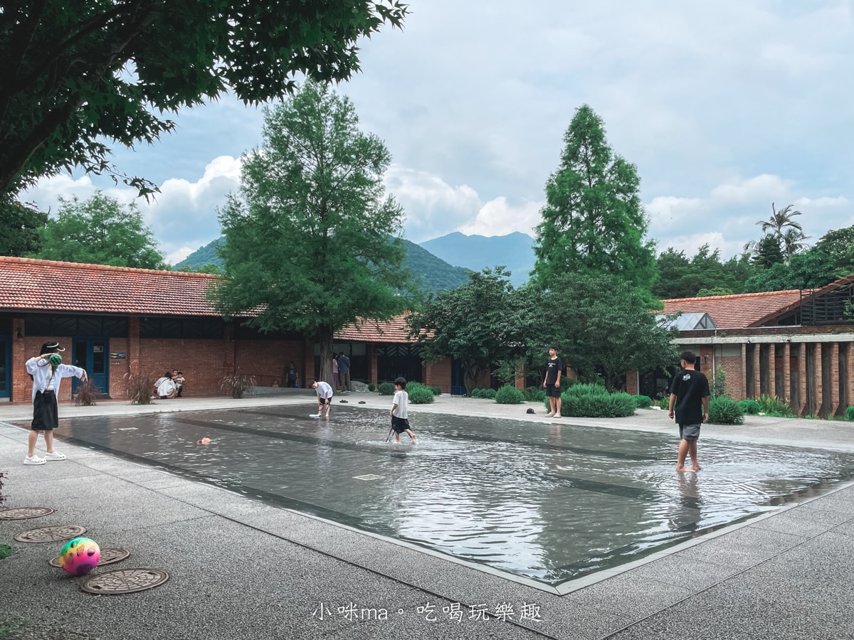 【陽明山親子餐廳】BRICK YARD 33 1/3美軍俱樂部|可玩水+好停車!景觀美食一次滿足,台北景觀餐廳推薦 - 第27張圖 台北親子戲水餐廳-美軍俱樂部戶外親水空間-夏日放電首選