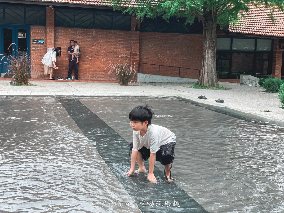【陽明山親子餐廳】BRICK YARD 33 1/3美軍俱樂部|可玩水+好停車!景觀美食一次滿足,台北景觀餐廳推薦 - 第29張圖 陽明山遛小孩推薦-BY33美軍俱樂部-安全淺水池兒童戲水空間